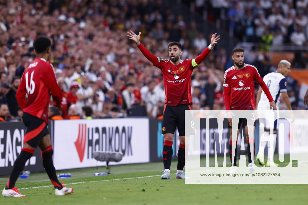 Bruno Fernandes of Manchester United, ManU protests during the Final UEFA Europa League football match played between Tottenham Hotspur FC and Manchester United at San Mames stadium on May 21, 2025, in Bilbao, Vizcaya, Spain. Bilbao Spain - ZUMAa181 20250521_zaa_a181_026