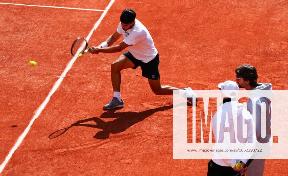 Carlos Alcaraz practices as his coach Juan Carlos Ferrero looks on French Open Tennis, Thursday Previews, Qualifying and Practice, Tennis, Roland Garros, Paris, France