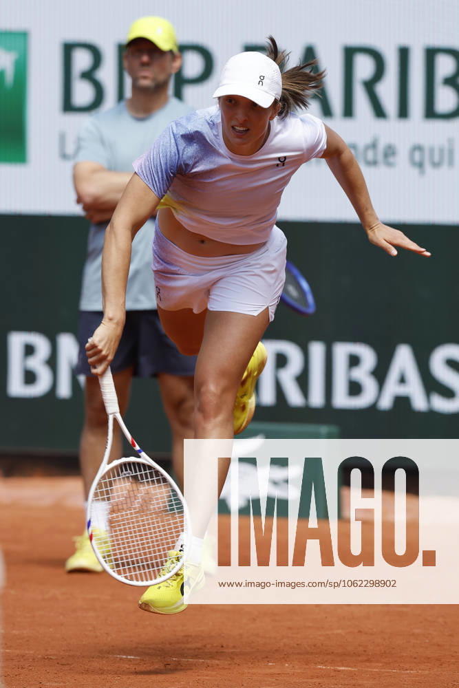 Iga Swiatek at warm-up during the week before of the tennis Grand Slam of Roland Garros 2025, at Roland Garros Stadium. Paris France - ZUMAb253 20250522_zsp_b253_074