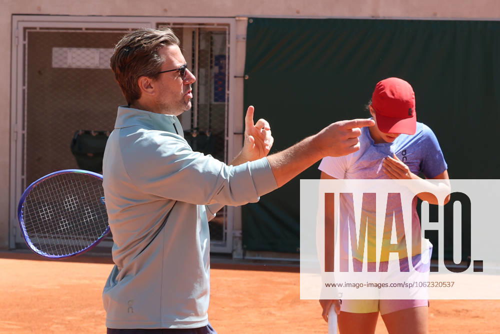 IGA SWIATEK of Poland and coach WIM FISSETTE of Belgium during practice session before French Open 2025 at Roland Garros in Paris. Paris France - ZUMAc278 20250523_zsp_c278_002