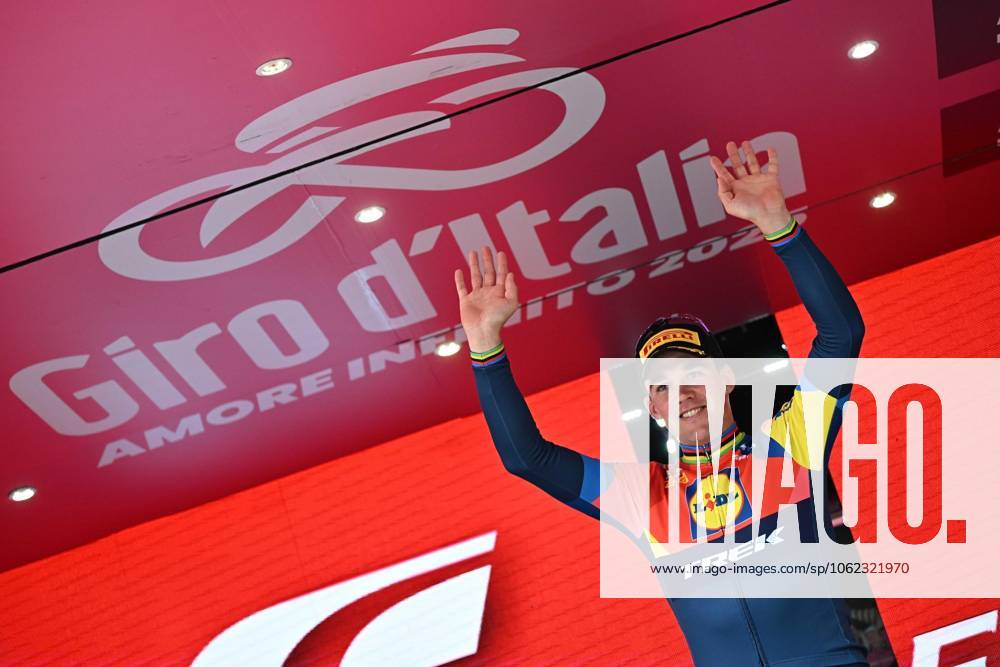 Danish rider Mads Pedersen of Lidl - Trek poses on the podium after winning the 13th stage of the 108 Giro d Italia 2025, cycling race over 180 km from Rovigo to Vicenza, Italy, 23 May 2025. ANSA LUCA ZENNAl. Giro: A Vicenza Poker Di Pedersen, Van Aert Si Arrende - ZUMAa110 20250523_zaf_a110_026
