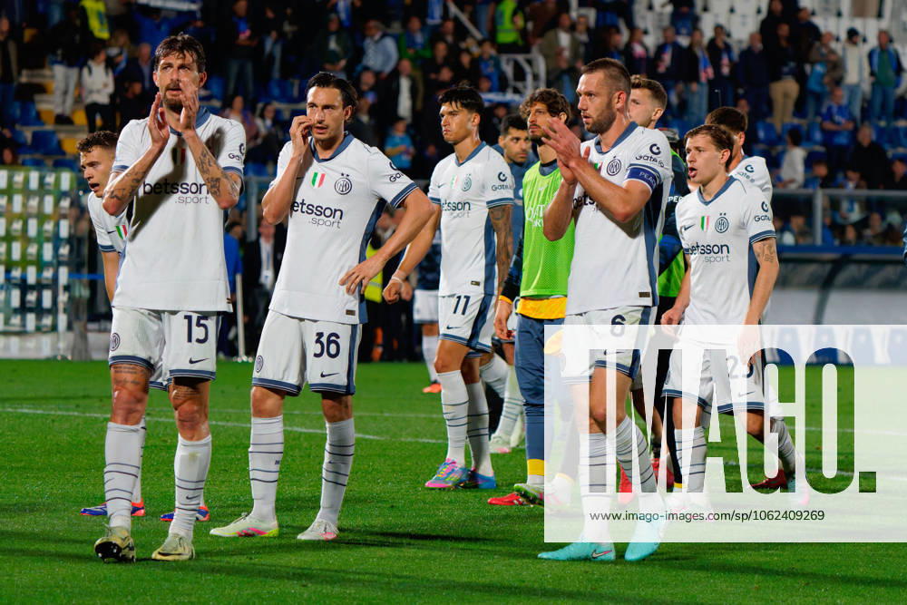 CALCIO - Serie A - Como 1907 vs Inter - FC Internazionale the FC Inter players applauds fans during Como 1907 vs Inter - FC Internazionale, Italian soccer Serie A match in Como, Italy, May 23 2025 Como Italy