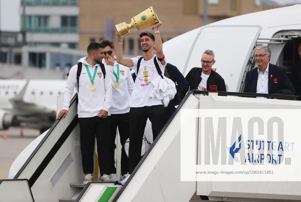 25 05 25 VfB Stuttgart Arrival Stuttgart Airport from Berlin DFB Cup Victory Germany, Stuttgart, 25 05 2025, Football, Bundesliga, Reception City Hall DFB Cup Arrival Stuttgart Airport from Berlin DFB Cup Victory , Atakan Karazor with trophy, Alxander Wehle, President Dietmar Allgaier from left Deniz Undav