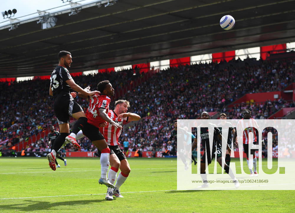 Southampton v Arsenal, Premier League, Football, St. Marys Stadium, Southampton, Hampshire, UK - 25 May 2025 Mikel Merino of Arsenal heads wide. Southampton St Marys Stadium Hampshire GBR, UK NEWSPAPERS OUT