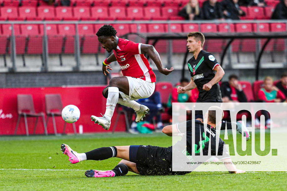 2025-05-25 AZ Alkmaar v FC Twente - Dutch Eredivisie Conference League Play Offs Final ALKMAAR, NETHERLANDS - MAY 25: Ibrahim Sadiq of AZ Alkmaar jumps over Gustaf Lagerbielke of FC Twente during the Dutch Eredivisie Conference League Play Offs Final match between AZ Alkmaar and FC Twente at AFAS Stadion on May 25, 2025 in Alkmaar, Netherlands. Alkmaar AFAS Stadion Netherlands Content not available for redistribution in The Netherlands directly or indirectly through any third parties.