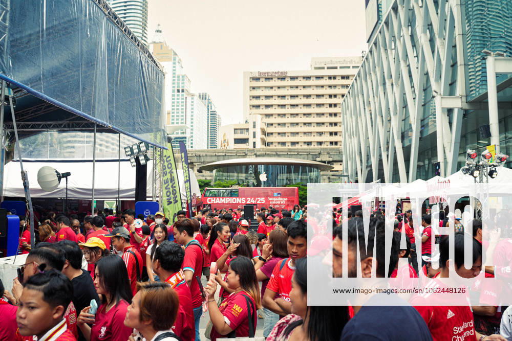 Former Liverpool star John Arne Riise led thousands of Thai fans in a parade through Bangkok on May 25 to celebrate the club s 20th Premier League title at the first-ever Thai National Red Day. The event featured fan activities, a charity futsal match, and an Anfield-inspired atmosphere at CentralWorld. Bangkok Thailand - ZUMAy103 20250525_zip_y103_001