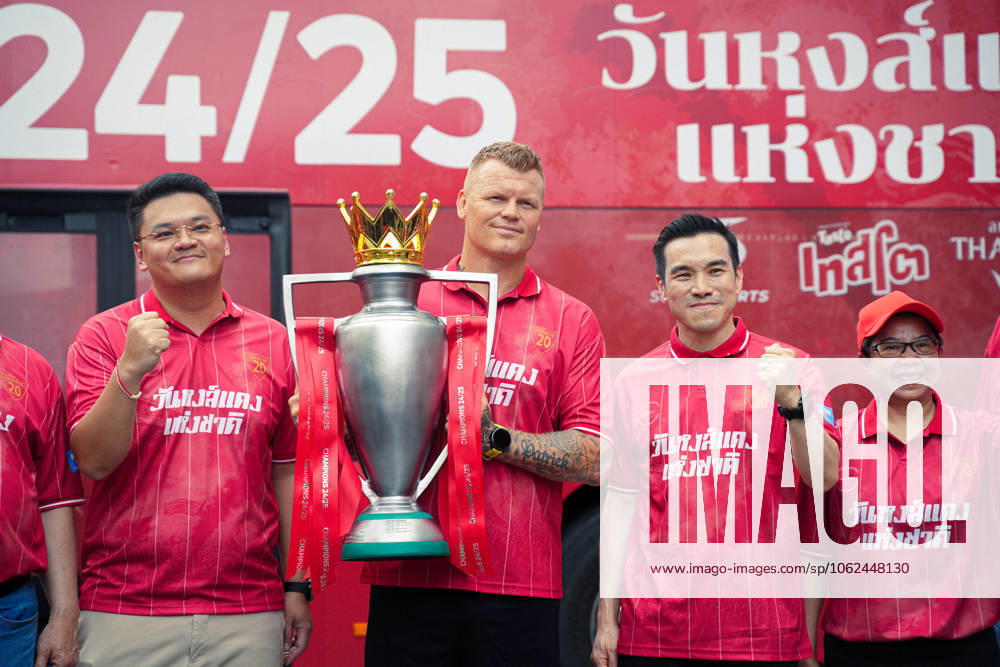 Former Liverpool star John Arne Riise led thousands of Thai fans in a parade through Bangkok on May 25 to celebrate the club s 20th Premier League title at the first-ever Thai National Red Day. The event featured fan activities, a charity futsal match, and an Anfield-inspired atmosphere at CentralWorld. Bangkok Thailand - ZUMAy103 20250525_zip_y103_003