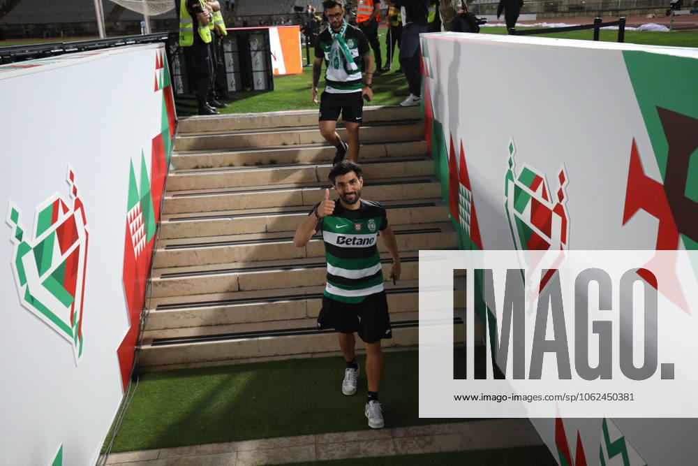 Sporting defender from Portugal RICARDO ESGAIO (47) celebrating after winning the final of the of the Portuguese Cup between Benfica and Sporting at Estadio Nacional Caxias Portugal - ZUMAs359 20250525_zsp_s359_064