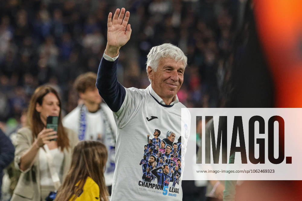 Gian Piero Gasperini (Head coach Atalanta BC) greets the fans after the match during Atalanta BC vs Parma Calcio, Italian soccer Serie A match in Bergamo, Italy, May 25 2025