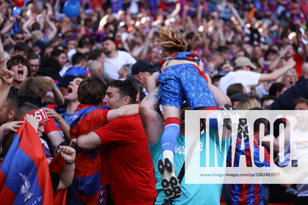 Crystal Palace gegen Manchester City 17. Mai 2025, London FA-Cup-Finale Crystal Palace gegen Manchester City Crystal Palace-Fans feiern ihr erstes Tor Foto Jacques Feeney Abseits London UK