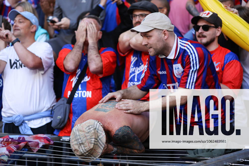 Crystal Palace gegen Manchester City 17. Mai 2025, London FA-Cup-Finale Crystal Palace gegen Manchester City Crystal Palace-Fans warten auf den Schlusspfiff Foto Jacques Feeney Offside London UK