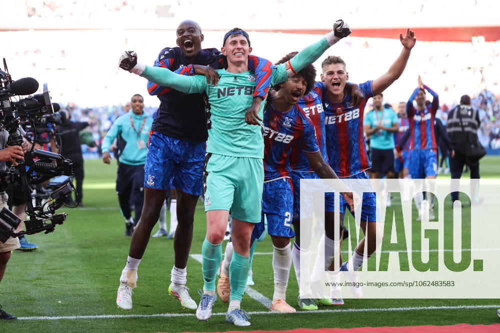 Crystal Palace gegen Manchester City 17. Mai 2025, London FA Cup Finale Crystal Palace gegen Manchester City Jean Philippe Mateta, Crystal Palace Torwart Dean Henderson, Chris Richards und Justin Devenny von Crystal Palace feiern den Sieg Foto Jacques Feeney Offside London UK