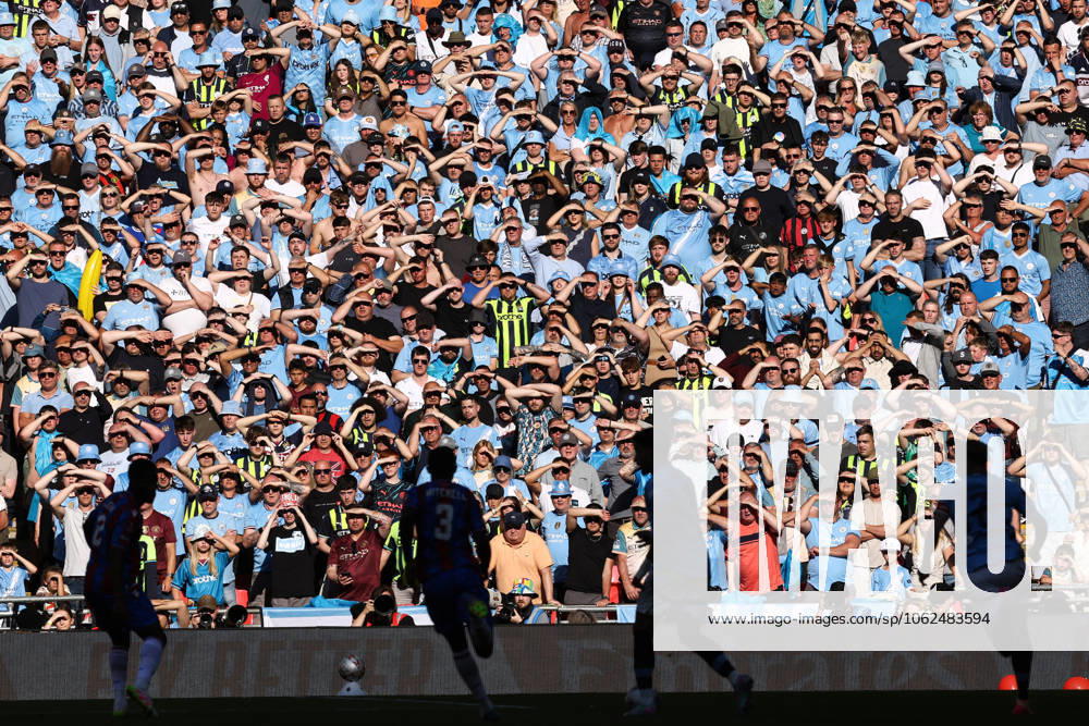 Crystal Palace gegen Manchester City 17. Mai 2025, London FA Cup Finale Crystal Palace gegen Manchester City City-Fans schützen ihre Augen vor der Sonne Foto Jacques Feeney Offside London UK