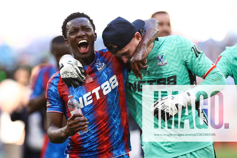 Crystal Palace gegen Manchester City 17. Mai 2025, London FA-Cup-Finale Crystal Palace gegen Manchester City Eddie Nketiah von Crystal Palace feiert den Sieg mit Crystal Palace-Torhüter Dean Henderson Foto Jacques Feeney Offside London UK