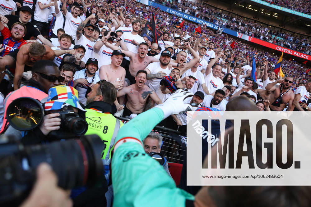 Crystal Palace gegen Manchester City 17. Mai 2025, London FA-Cup-Finale Crystal Palace gegen Manchester City Crystal-Palace-Fans feiern den Sieg mit Crystal-Palace-Torwart Dean Henderson Foto Jacques Feeney Abseits London UK