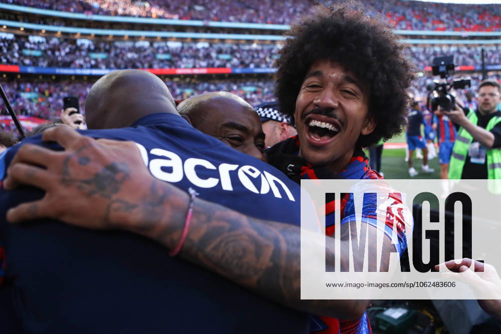 Crystal Palace gegen Manchester City 17. Mai 2025, London FA Cup Finale Crystal Palace gegen Manchester City Chris Richards von Crystal Palace feiert den Sieg Foto Jacques Feeney Offside London UK