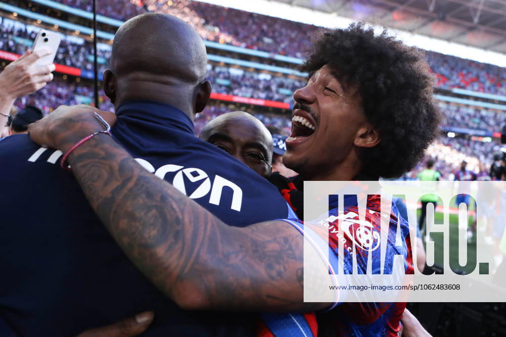 Crystal Palace gegen Manchester City 17. Mai 2025, London FA Cup Finale Crystal Palace gegen Manchester City Chris Richards von Crystal Palace feiert den Sieg Foto Jacques Feeney Offside London UK