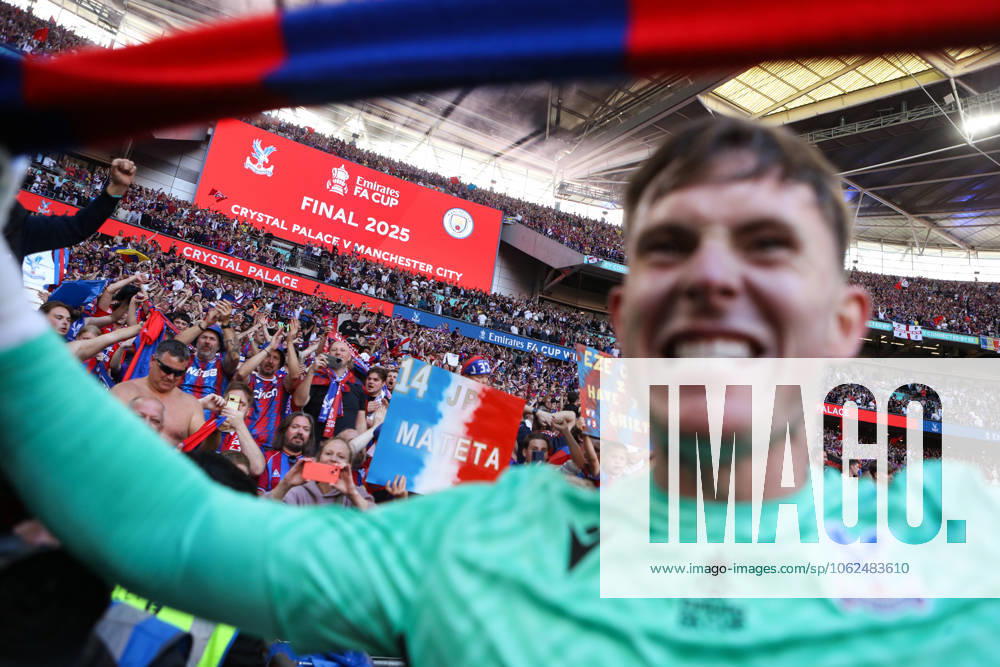 Crystal Palace gegen Manchester City 17. Mai 2025, London FA Cup Finale Crystal Palace gegen Manchester City Crystal Palace Torhüter Dean Henderson feiert den Sieg Foto Jacques Feeney Offside London UK