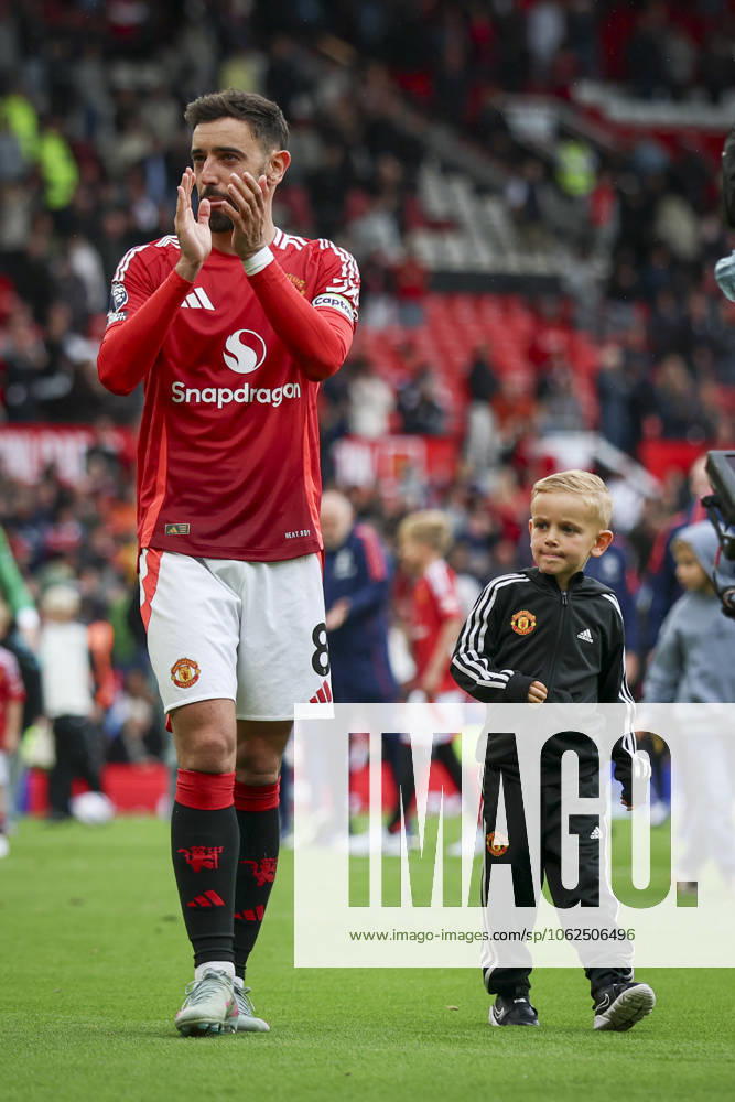 Manchester United, ManU FC v Aston Villa FC Manchester United midfielder Bruno Fernandes (8) applauds the fans with his child boy after the Manchester United FC v Aston Villa FC English Premier League match at Old Trafford, Manchester, England, United Kingdom on 25 May 2025 Credit: Phil Duncan Every Second Media Editorial use only. All images are copyright Every Second Media Limited. No images may be reproduced without prior permission. All rights reserved. Premier League and Football League images are subject to licensing agreements with Football DataCo Limited. see https: www.football-dataco.com
