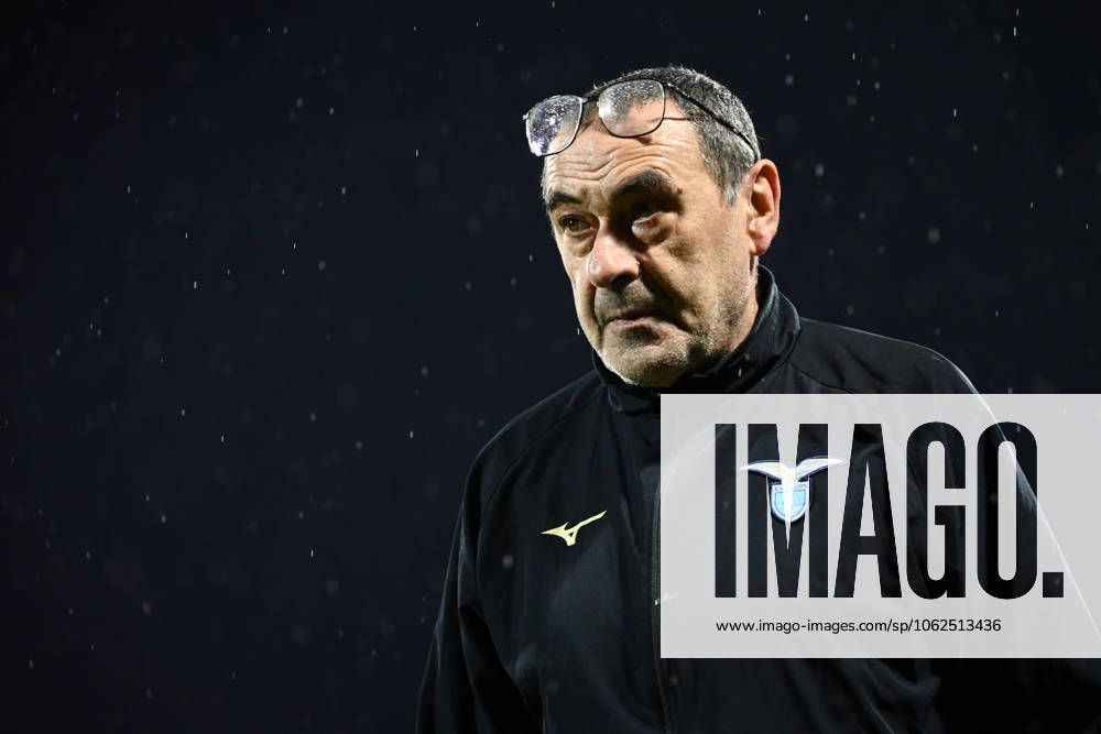 Foto Massimo Paolone LaPresse 26 Febbraio 2024 - Firenze, Italia - calcio - Fiorentina vs Lazio - Campionato italiano di calcio Serie A TIM 2023 2024 - Stadio Artemio Franchi. Nella foto: Maurizio Sarri coach (SS Lazio) osserva February 26, 2024 Florence, Italy - sport, calcio - Fiorentina vs Lazio - Italian Serie A Football Championship 2023 2024 - Artemio Franchi Stadium. In the pic: Maurizio Sarri coach (SS Lazio) looks on