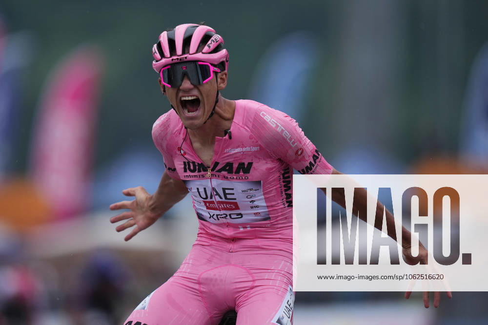 Bilder des Jahres 2025, Sport 05 Mai Del Toro Romero Isaac of Uae Team Emirates Xrg, pink jersey, celebrates as he cycles to the finish line to win the stage 17 of the Giro dItalia from San Michele allAdige (fondazione Edmund Mach) to Bormio, Italy - Wednesday, May 28, 2025. - cycling.