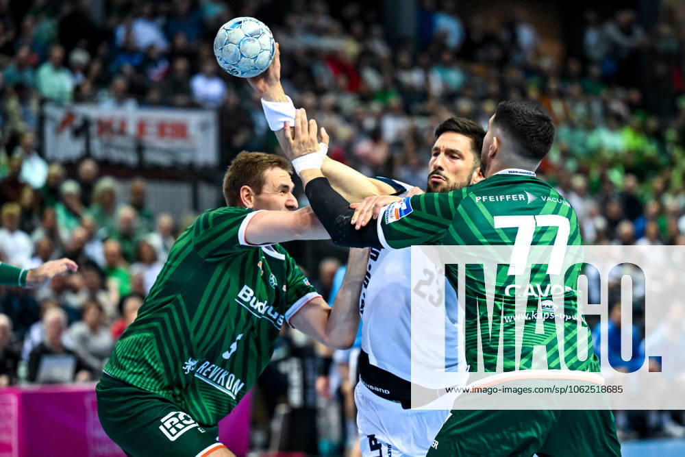 Tim Suton TBV Lemgo Lippe, 23 in action with Rasmus Meyer Ejlersen HSG Wetzlar, 05 and Stefan Cavor HSG Wetzlar, 77 , GER, HSG Wetzlar vs TBV Lemgo Lippe, Handball, Bundesliga, 31 Matchday, Season 2024 2025, 28 05 2025 GER, HSG Wetzlar vs TBV Lemgo Lippe, Handball, Bundesliga, 31 Matchday, Season 2024 2025, 28 05 2025 Wetzlar