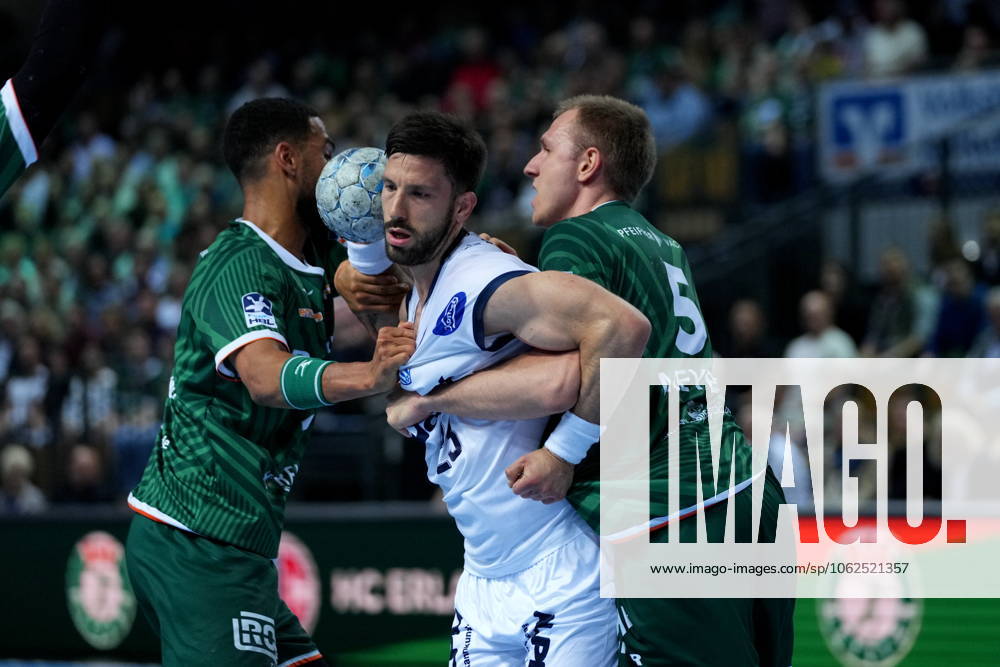 Wetzlar, Germany, May 28th 2025: Tim Suton ( 23 Lemgo ) Rasmus Meyer Ejlersen ( 5 Wetzlar ) Philipp Ahouansou ( 19 Wetzlar ) during the Daikin Handball-Bundesliga match between HSG Wetzlar and TBV Lemgo at Buderus Arena Wetzlar. (Julia Kneissl SPP)