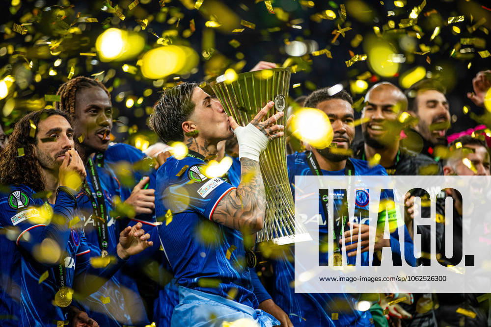 KW22 Bilder des Jahres 2025, Sport 05 Mai 28.05.2025 WROCLAW, STADION WROCLAW, PILKA NOZNA (FOOTBALL), FINAL LIGI KONFERENCJI UEFA ( UEFA CONFERENCE LEAGUE FINAL ), MECZ REAL BETIS - CHELSEA ( REAL BETIS BALOMPIE - CHELSEA FC ) NZ REECE JAMES ENZO FERNANDEZ CHELSEA ZWYCIESTWO WYGRANA PUCHAR CELEBRACJA TRIUMF TROPHY WINNER FOTO LUKASZ SKWIOT CYFRASPORT NEWSPIX.PL --- Newspix.pl POLAND OUT! 20250528CSLS125