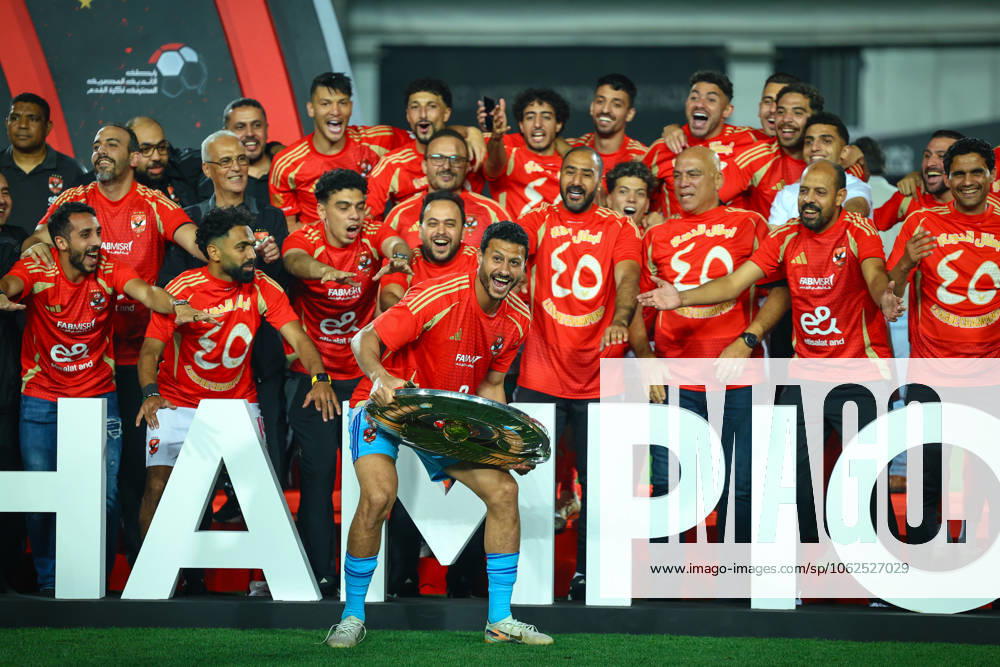 Bilder des Jahres 2025, Sport 05 Mai Al Ahly FC vs Pharco FC Egyptian Premier League 24-25 Al-Ahly players celebrate after winning the Egyptian Premier League after the match between Al Ahly FC vs Pharco FC in the Last round of the final stage of the Egyptian Premier League (Nile League) at Cairo Stadium on May 28, 2025. Cairo Cairo Egypt