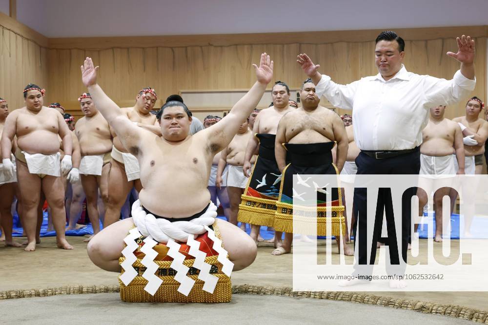 KW22 Bilder des Jahres 2025, Sport 05 Mai Sumo: Yokozuna Onosato wears new rope belt New sumo grand champion Onosato practices a ring-entering ritual at his Nishonoseki stable in Ami in Ibaraki Prefecture, eastern Japan, on May 29, 2025, as he wears a new rope belt following his promotion to sumo s highest rank of yokozuna the previous day. A14AA0004606284P