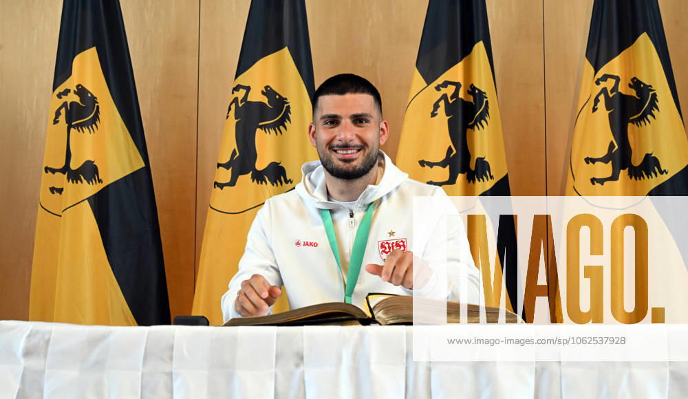 25 05 25 VfB Stuttgart Reception City Hall DFB Cup Victory Germany, Stuttgart, 25 05 2025, Football, Bundesliga, Reception City Hall DFB Cup Victory Deniz Undav Entry in the citys Golden Book