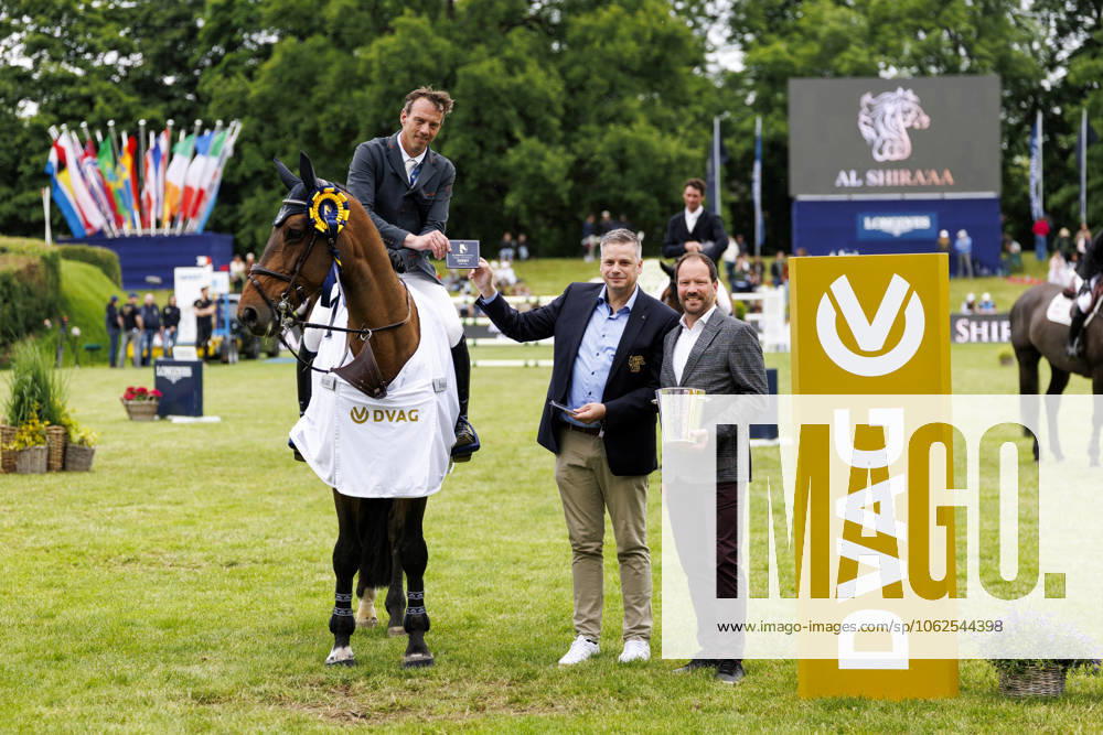 HAMBURG 94 German Jumping and Dressage DERBY 2025, HAMBURG 94 German Jumping and Dressage DERBY 2025 SMOLDERS Harrie NED , Mr Tac, GEILFUSS Christoph DVAG Prize giving ceremony Prize giving ceremony Al Shira aa CSI5 Tour CSI5 Championat of Hamburg Preis der Deutsche Vermögensberatung AG DVAG Int jumping competition with jump off Qualification for the Grand Prix Hamburg, Jenischpark, Derby Park Klein Flottbek 29 May 2025