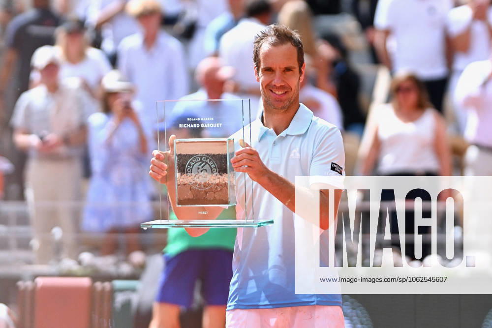 KW22 Bilder des Jahres 2025, Sport 05 Mai French Open - Richard Gasquet Gets Commemorative Trophy Richard Gasquet of France holds his commemorative trophy, given to him by Tournament Director Amelie Mauresmo, after he played his final game before retirement on Day Five of the 2025 French Open at Roland Garros on May 29, 2025 in Paris, France. Photo by Franck Castel ABACAPRESS.COM Paris Roland Garros France