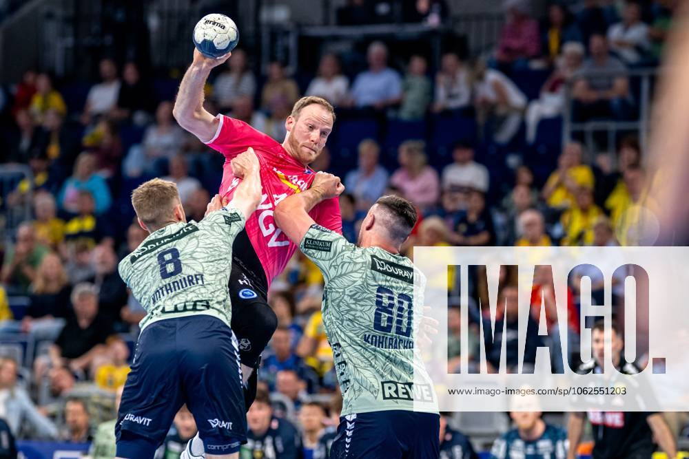 1 Handball Bundesliga, Rhein Neckar Löwen against TVB Stuttgart 29 05 2025 Torben Matzken 22 TVB 1898 Stuttgart of TVB 1898 Stuttgart bounces the ball and is defended by Jannik Kohlbacher 80 Rhein Neckar Löwen 1 Handball Bundesliga, DAIKIN HBL 2024 25, Rhein Neckar Löwen in special jersey against TVB Stuttgart, on 29 05 2025 at SAP Arena in Mannheim