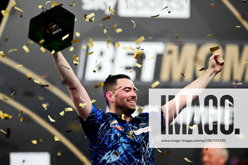 KW22 Bilder des Jahres 2025, Sport 05 Mai Darts BetMGM Premier League Luke Humphries holds his trophy in a shower of golden tinsel during the BetMGM Premier League darts at the O2 Arena, London, United Kingdom on 29 May 2025. London O2 Arena London United Kingdom Editorial use only ,
