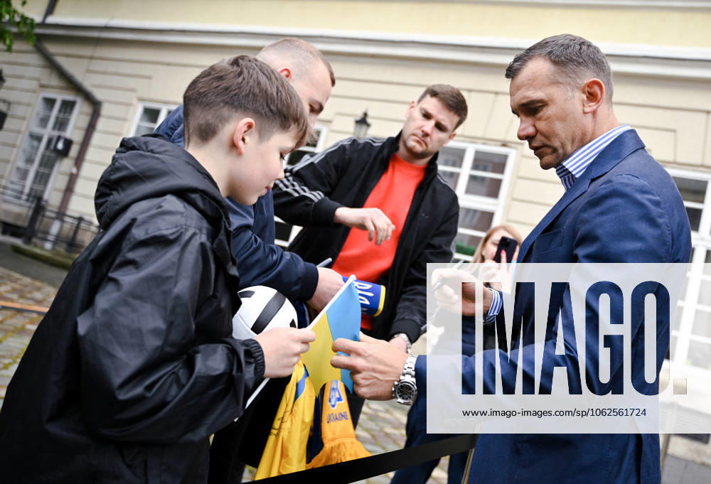 Three Ballons d’Or Won by Ukrainian Footballers Delivered to Lviv President of the Ukrainian Football Association, 2004 Footballer of the Year Andrii Shevchenko (R) signs flags during the presentation of three Ballon d?Or awards won by Ukrainian footballers, Lviv, Ukraine, on 29 May 2025 Photo by Dmytro Anastasiia Ukrinform ABACAPRESS.COM Lviv Ukraine