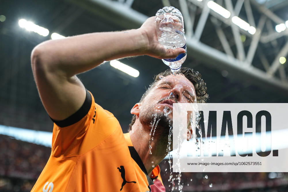 Galatasaray v RAMS Basaksehir - Turkish Super Lig ISTANBUL, TURKIYE - MAY 30: Dries Mertens of Galatasaray pours water on his face during Turkish Super Lig match between Galatasaray and RAMS Basaksehir at RAMS Park in Istanbul, Turkiye on May 30, 2025. Hakan Akgun Anadolu Istanbul Turkey. Editorial use only. Please get in touch for any other usage.