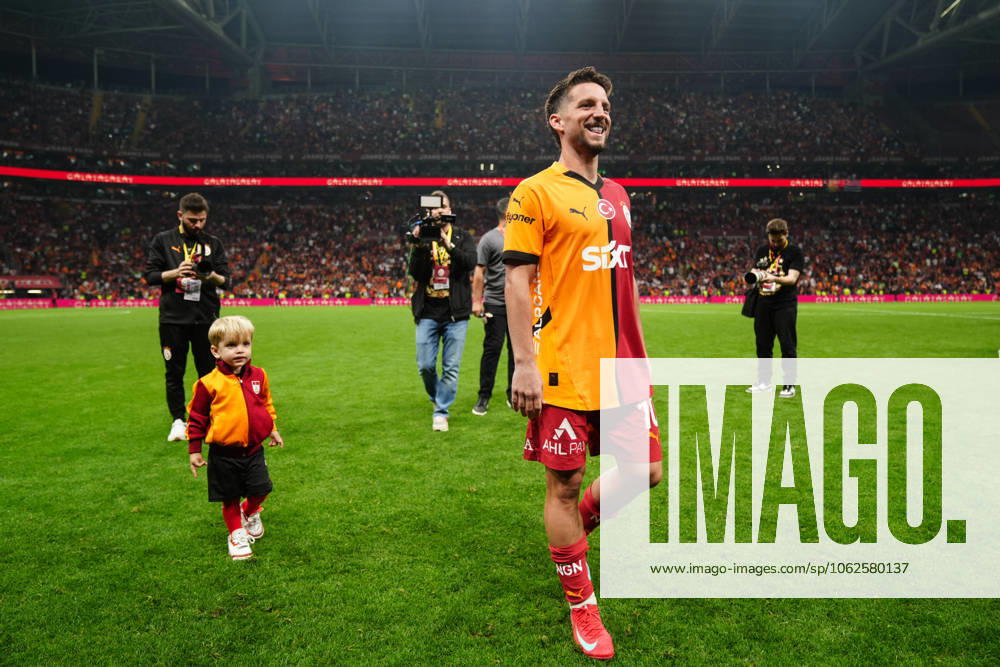 Galatasaray v RAMS Basaksehir - Turkish Super Lig ISTANBUL, TURKIYE - MAY 30: Dries Mertens of Galatasaray greets fans with his son Ciro as he leaves the pitch during the 38th and final week match of the Turkish Super Lig between Galatasaray and RAMS Basaksehir at RAMS Park in Istanbul, Turkiye on May 30, 2025. Hakan Akgun Anadolu Istanbul Turkey. Editorial use only. Please get in touch for any other usage.