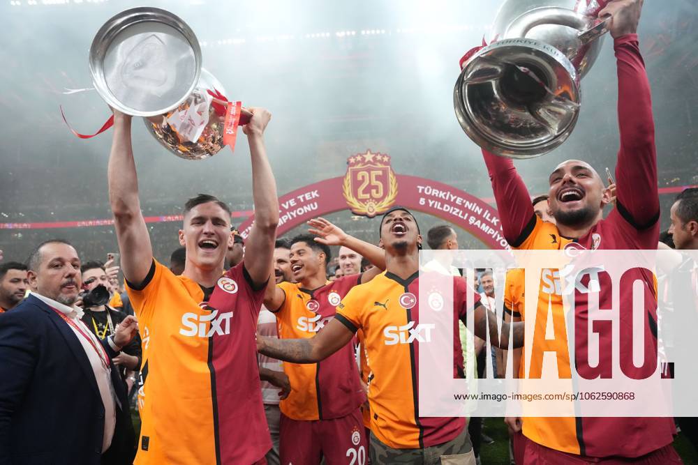 Bilder des Jahres 2025, Sport 05 Mai Galatasaray players celebrated with the 2024 25 championship trophy in their home stadium and in front of their fans after the Turkish Super League match between Galatasaray and Basaksehir FK at Rams Park Stadium in Istanbul , Turkey on May 30 , 2025. Pictured: Elias Jelert (L) and Ahmed Kutucu (R) ( Photo by Seskimphoto) Istanbul Turkey Istanbul Turkey