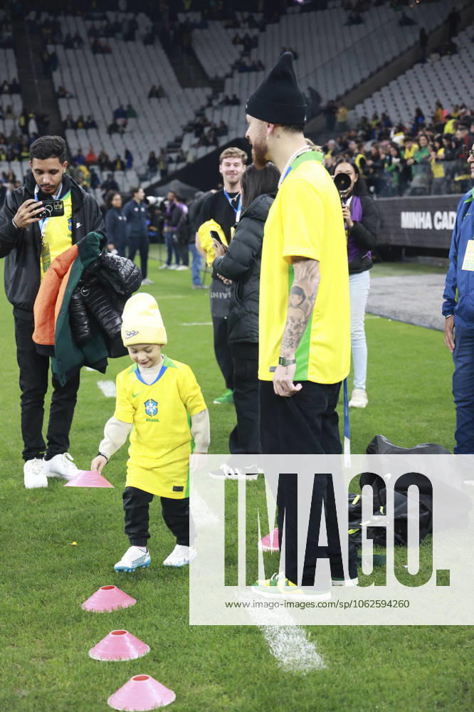 Friendly match between Brazil and Japan in Sao Paulo Sao Paulo (SP), 05 30 2025 friendly teams Brazil Japan presenter Fred Bruno accompanied by his son Cris, during the match between Brazil and Japan, held at the Neo Quimica Arena, Sao Paulo-SP, this Friday, May 30, 2025. (Foto: Leco Viana Thenews2 imago images)