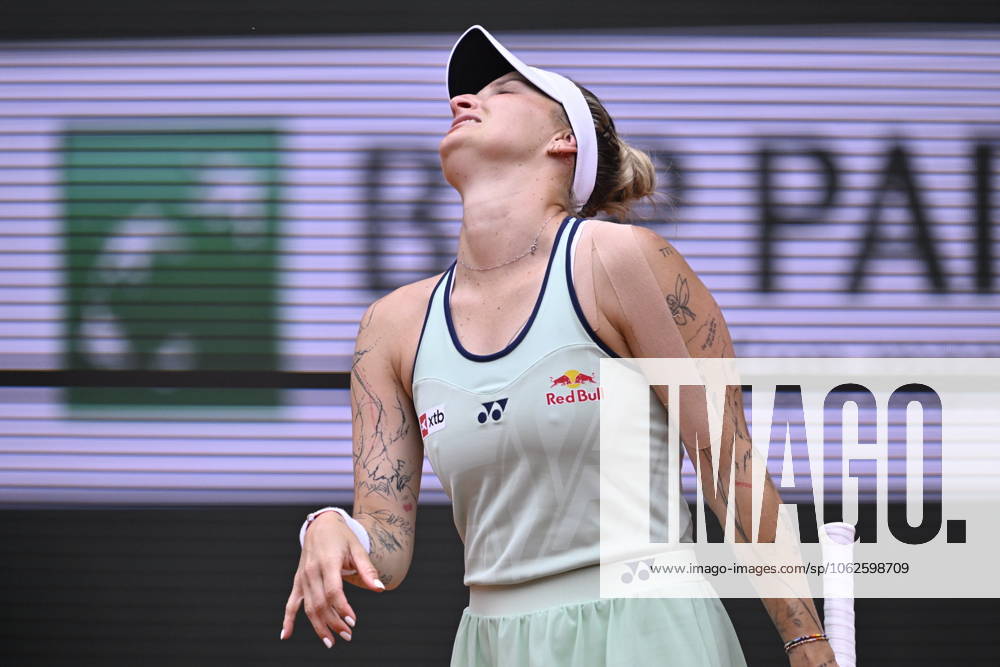 2025 Roland-Garros - Day 7 PARIS, FRANCE - MAY 31: Marketa Vondrousova of Czech Republic in action against Jessica Pegula (not seen) of US during the Women s Singles third round match on day seven of the 2025 French Open at Court Philippe-Chatrier in Paris, France on May 31, 2025. Burak Akbulut Anadolu Paris France. Editorial use only. Please get in touch for any other usage.