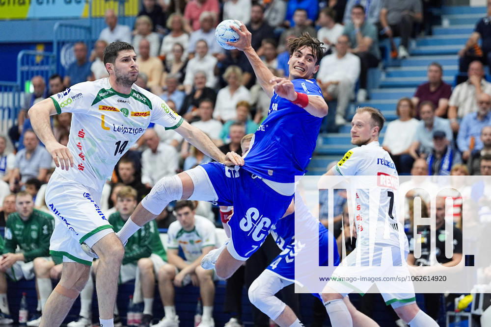 Handball, 1 HBL, VFL Gummersbach SC DHfK Leipzig, Schwalbe Arena Julian Koester VFL Gummersbach 7 in duel against Marko Mamic SC DHfK Leipzig 14 North Rhine-Westphalia Germany