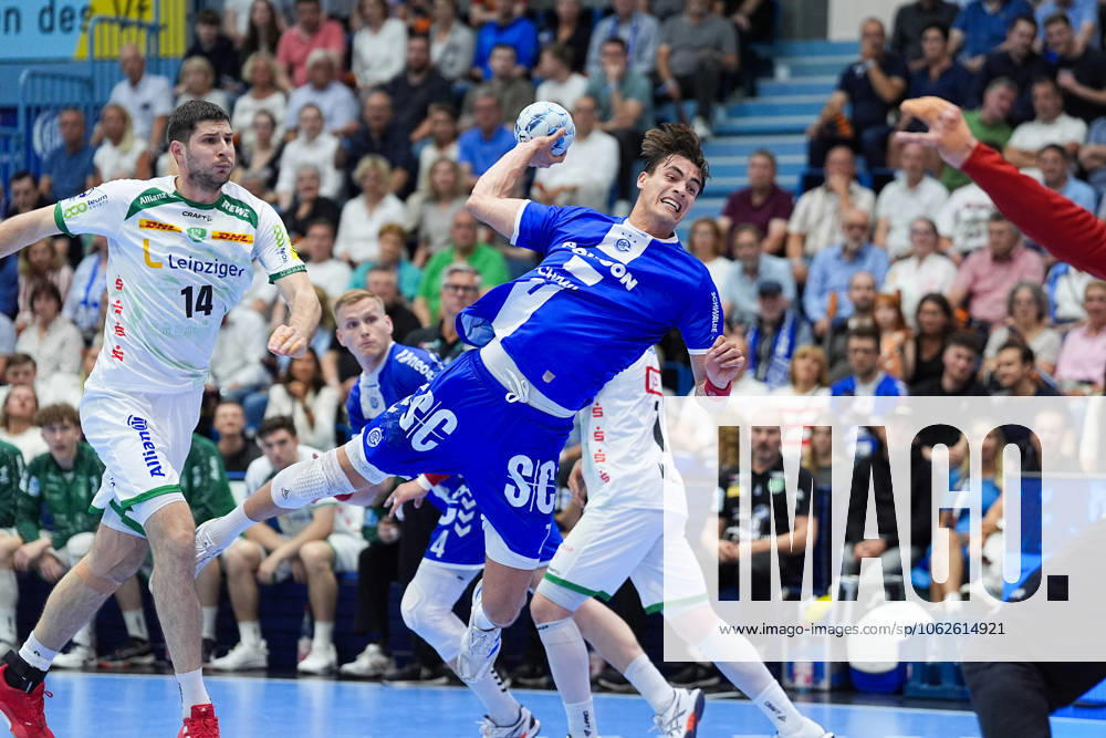 Handball, 1 HBL, VFL Gummersbach SC DHfK Leipzig, Schwalbe Arena Julian Koester VFL Gummersbach 7 in duel against Marko Mamic SC DHfK Leipzig 14 North Rhine-Westphalia Germany