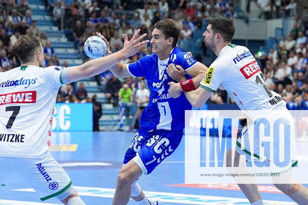 Handball, 1 HBL, VFL Gummersbach SC DHfK Leipzig, Schwalbe Arena Julian Koester VFL Gummersbach 7 in duel against Luca Witzke SC DHfK Leipzig 7 Marko Mamic SC DHfK Leipzig 14 North Rhine-Westphalia Germany