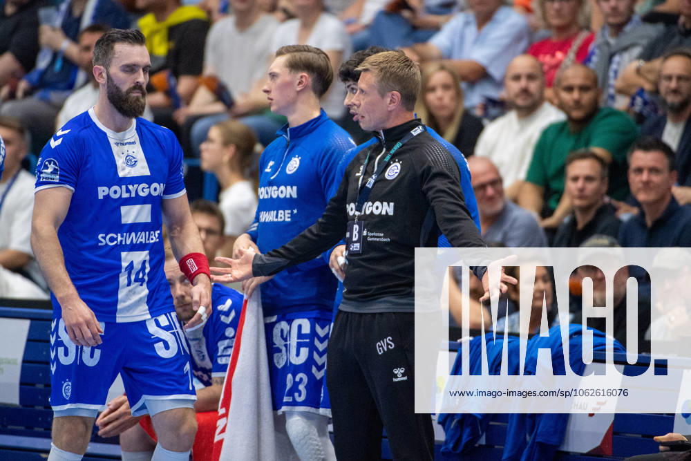 Daikin Handball Bundesliga, VfL Gummersbach SC DHFK Leipzig 31 05 2025 Gudjon Valur Sigurdson Coach VfL Gummersbach makes an announcement to Teitur Einarsson VfL Gummersbach, 14 , Daikin Handball Bundesliga, VfL Gummersbach SC DHFK Leipzig 31 05 2025