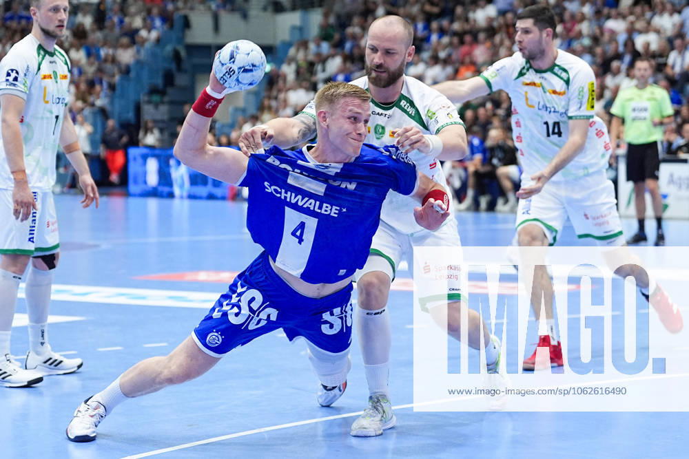 Handball, 1 HBL, VFL Gummersbach SC DHfK Leipzig, Schwalbe Arena Ellidi Snaer Vidarsson VFL Gummersbach 4 in duel against Moritz Preuss SC DHfK Leipzig 24 Nordrhein Westfahlen Germany