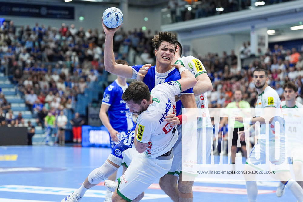 Handball, 1 HBL, VFL Gummersbach SC DHfK Leipzig, Schwalbe Arena Julian Koester VFL Gummersbach 7 in duel against Lukas Binder SC DHfK Leipzig 11 and Marko Mamic SC DHfK Leipzig 14 North Rhine-Westphalia Germany