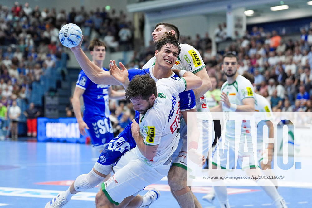 Handball, 1 HBL, VFL Gummersbach SC DHfK Leipzig, Schwalbe Arena Julian Koester VFL Gummersbach 7 in duel against Lukas Binder SC DHfK Leipzig 11 and Marko Mamic SC DHfK Leipzig 14 North Rhine-Westphalia Germany