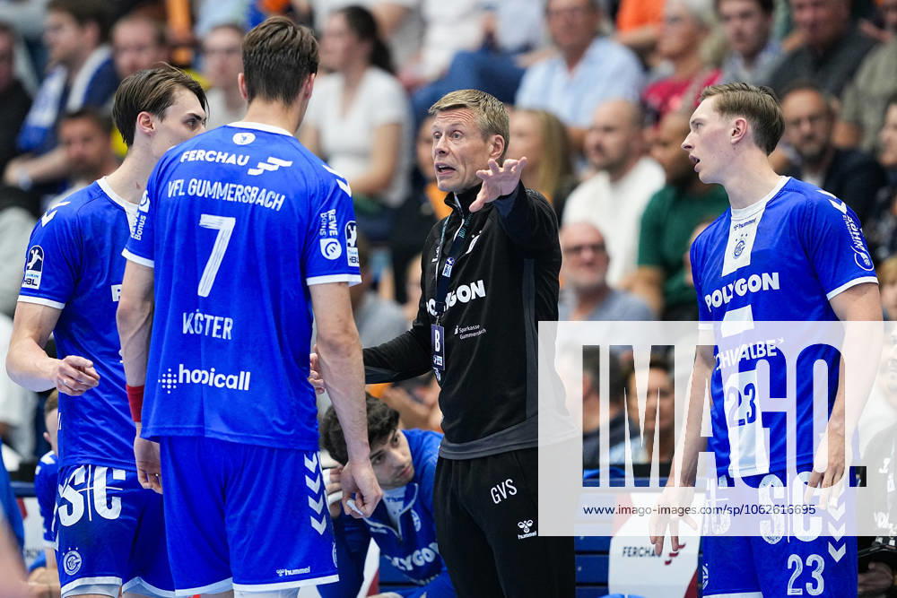 Handball, 1 HBL, VFL Gummersbach SC DHfK Leipzig, Schwalbe Arena Gudjon Valur Sigurdsson Head Coach VFL Gummersbach in conversation with Ole Pregler VFL Gummersbach 23 Miro Schluroff VFL Gummersbach 15 Julian Koester VFL Gummersbach 7 North Rhine-Westphalia Germany