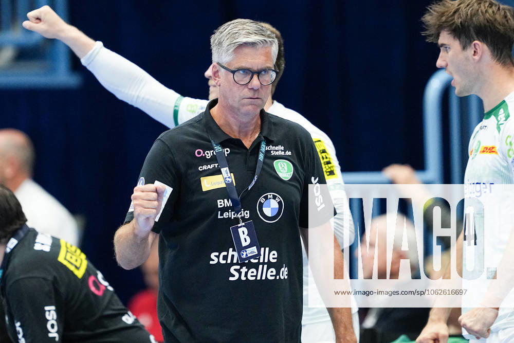 Handball, 1 HBL, VFL Gummersbach SC DHfK Leipzig, Schwalbe Arena Runar Sigtryggsson head coach SC DHfK Leipzig cheering, clenching a fist North Rhine-Westphalia Germany